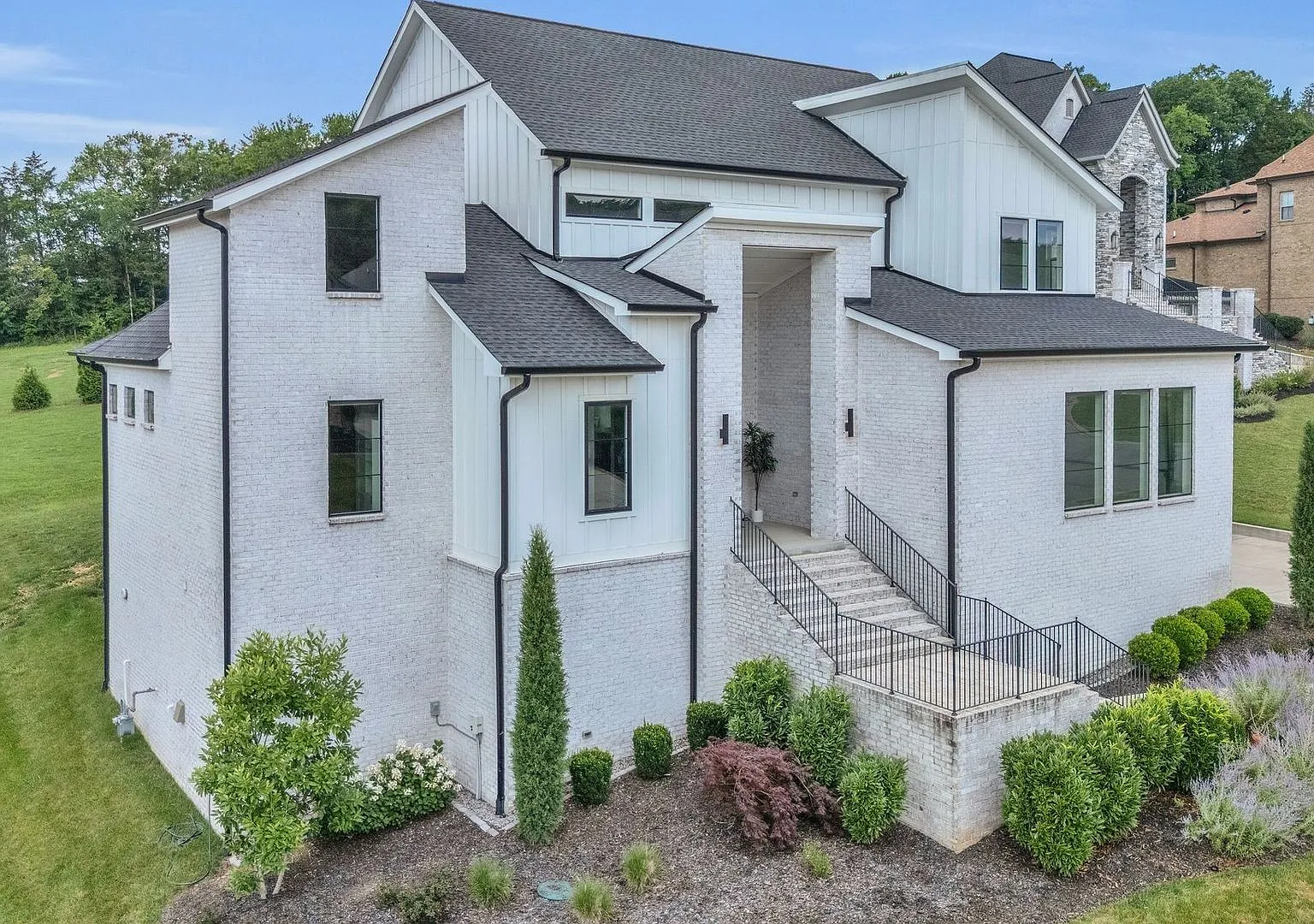 Modern Luxury in the Heart of Franklin — Photo 3
