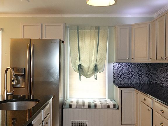 5th image of 1021 Blythe Ct W