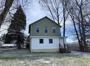 33 Middletown Rd, Waterford, NY 12188