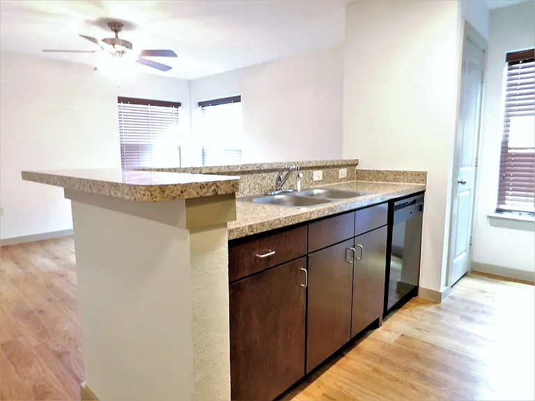1512 N Elm St #302 — Photo 7