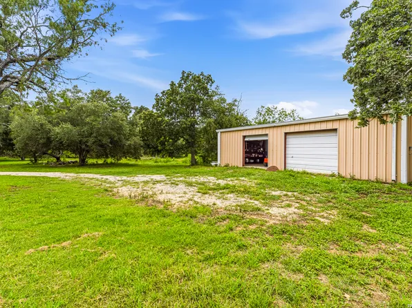 610 Blue Creek, La Vernia, TX 78121