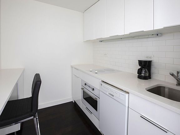 4th image of 150 W 51st St APT 709