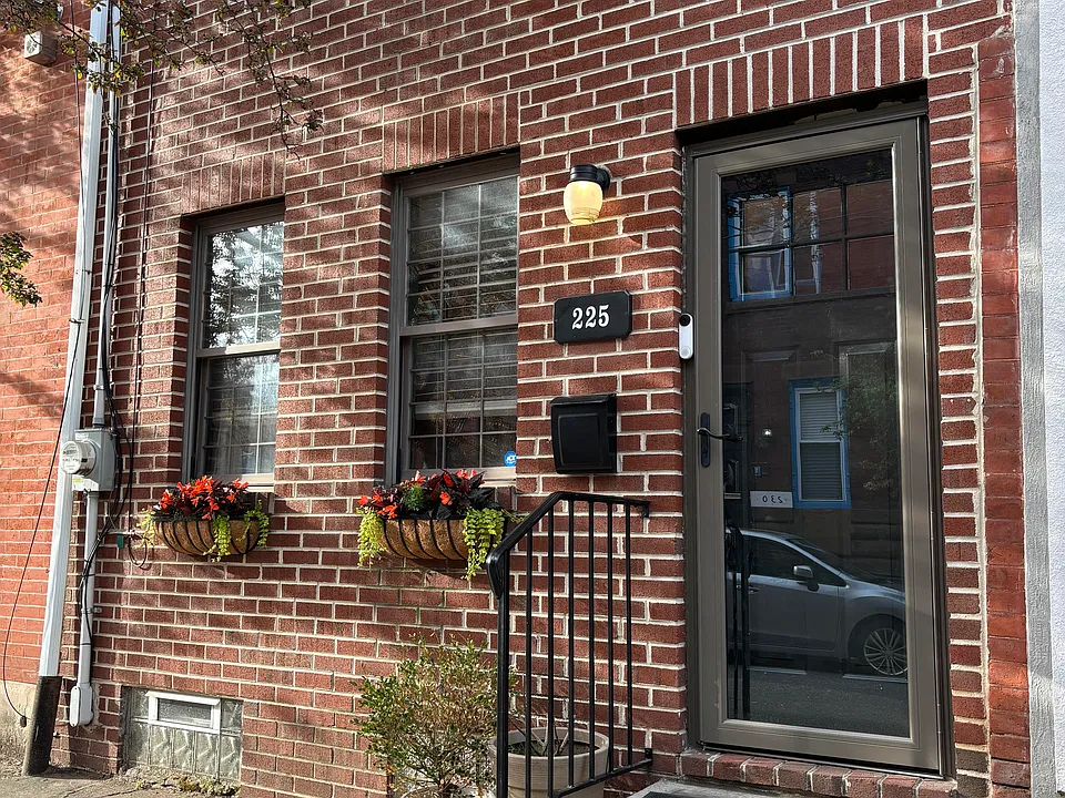 225 W Wildey St