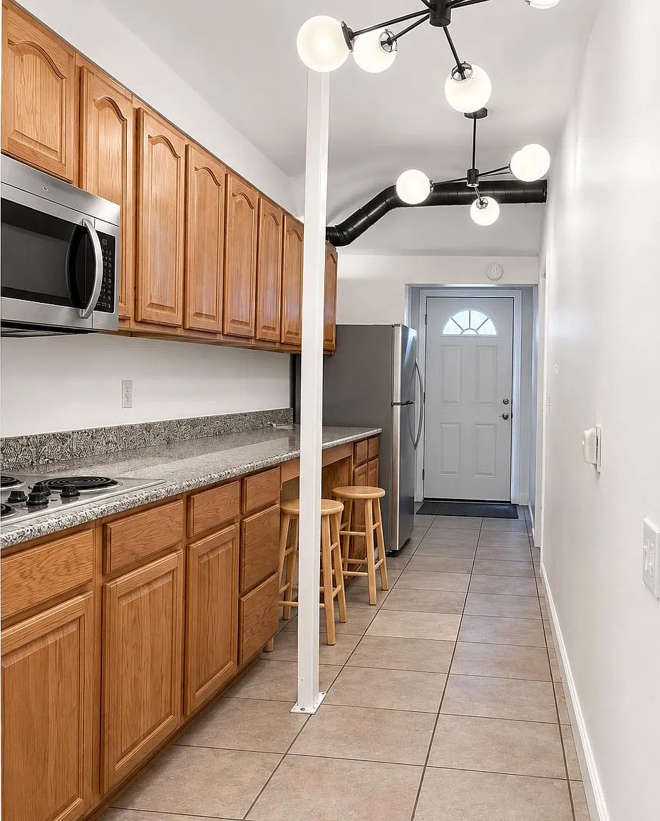 2 bed, 1040 sqft, $2,595 — Photo 3