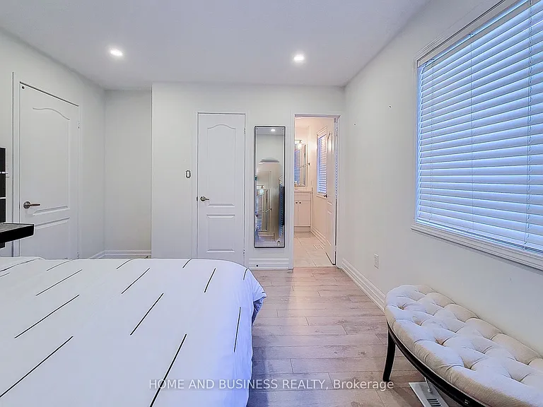 2374 Baintree Cres — Photo 19