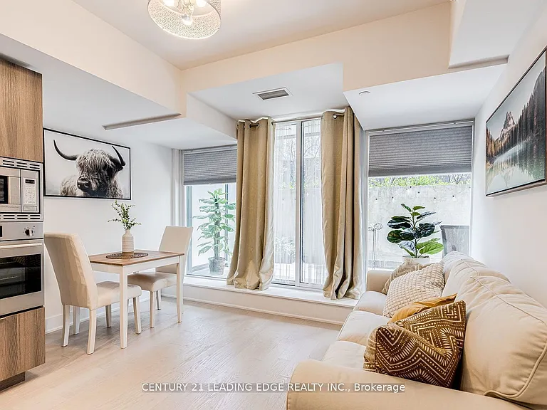 955 Bay St #913 — Photo 2