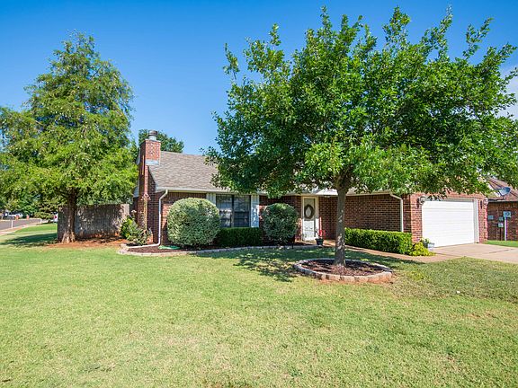 3rd image of 2501 Redwood Ln