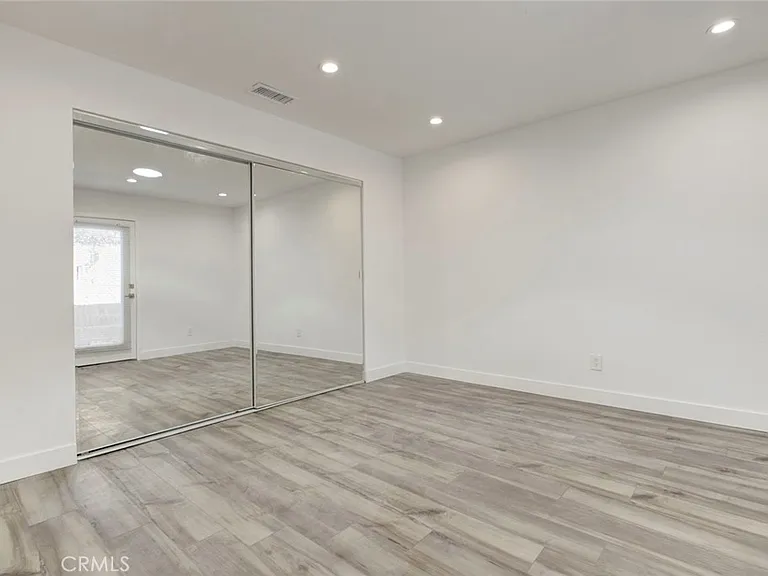 11326 Haskell Ave — Photo 9