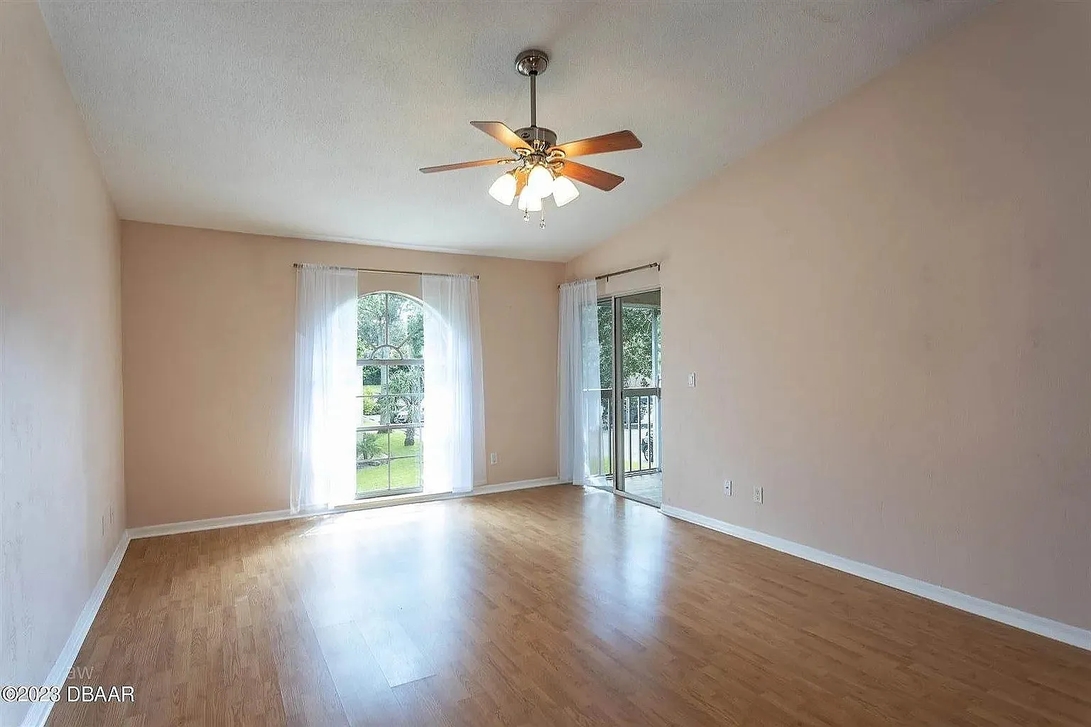2 bed, 1090 sqft, $1,800 — Photo 3