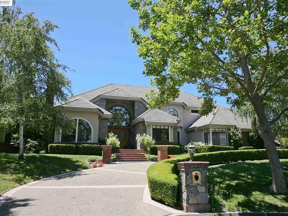 1st image of 31 Deer Creek Ln