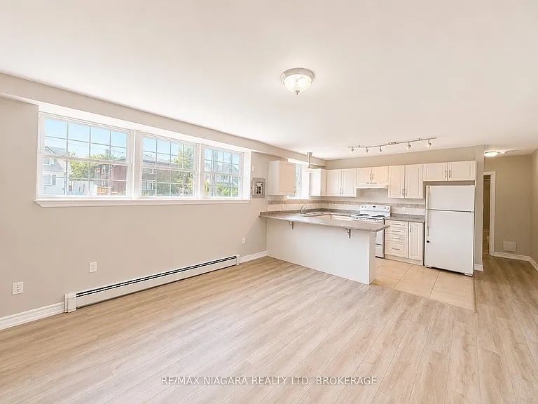 143 Westchester Cres #3 — Photo 2