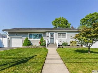344 N Greene Ave, Lindenhurst, NY 11757
