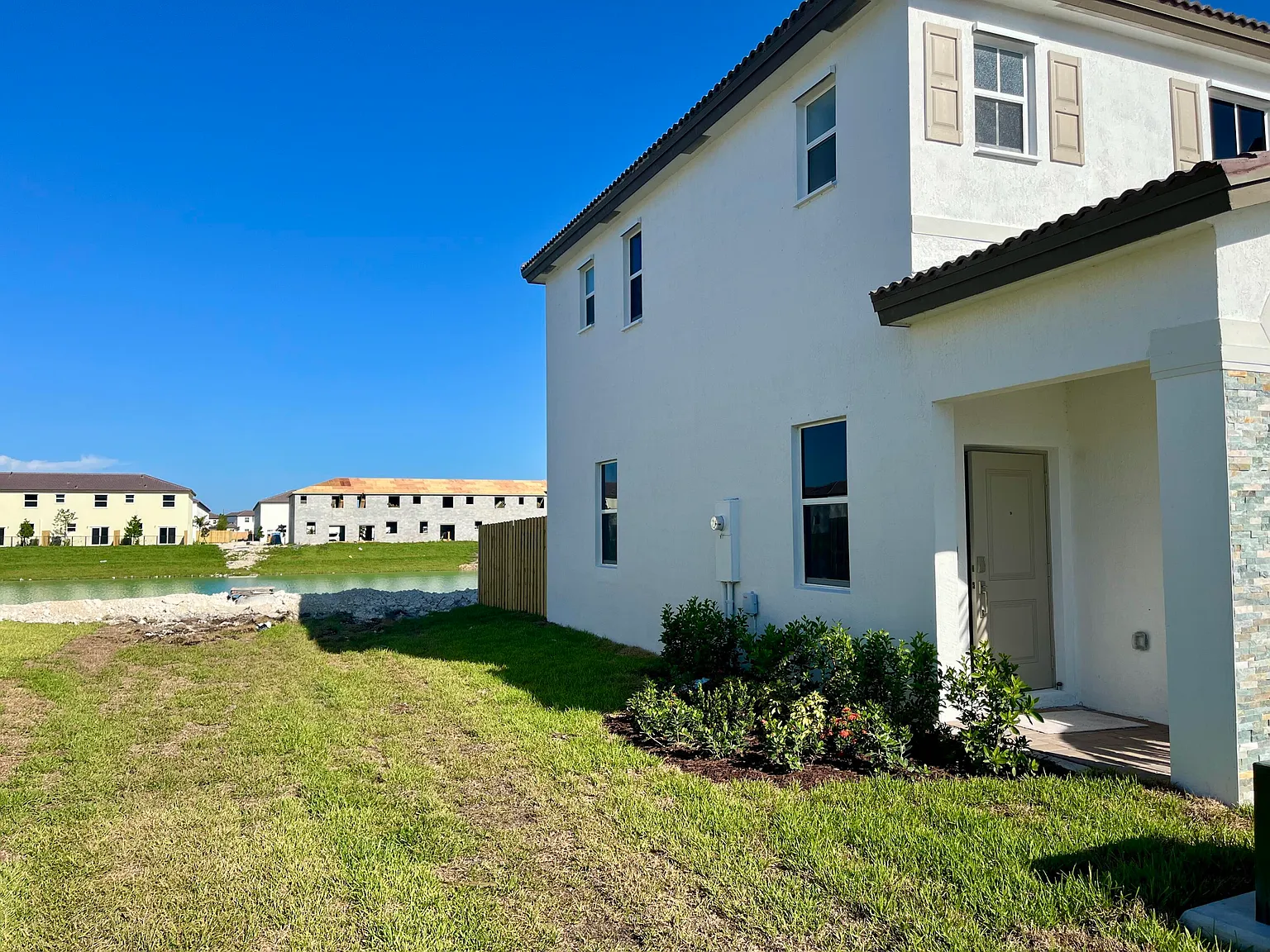 3 bed, 3.0 bath, 1328 sqft, $2,600 — Photo 3