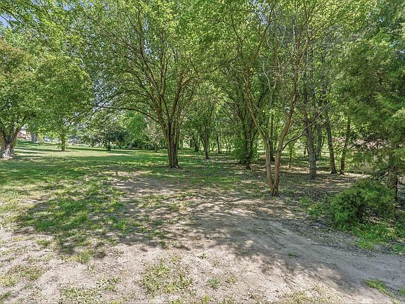 3rd image of 4 Park View Rd