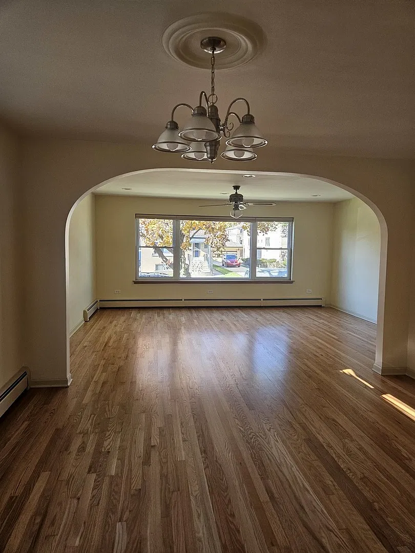 3 bed, 1.5 bath, 1200 sqft, $2,300 — Photo 2