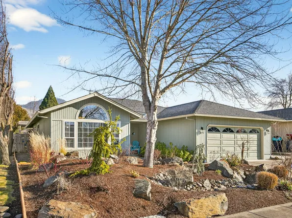 3030 Adams Cir, Medford, OR 97504