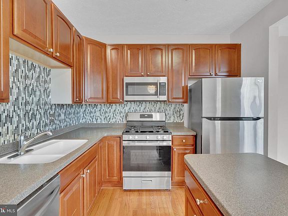 5th image of 102 Taft St