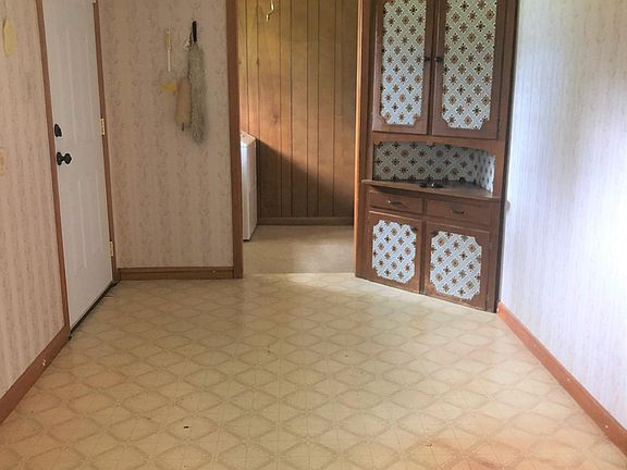 4th image of 205 Oakwood Dr
