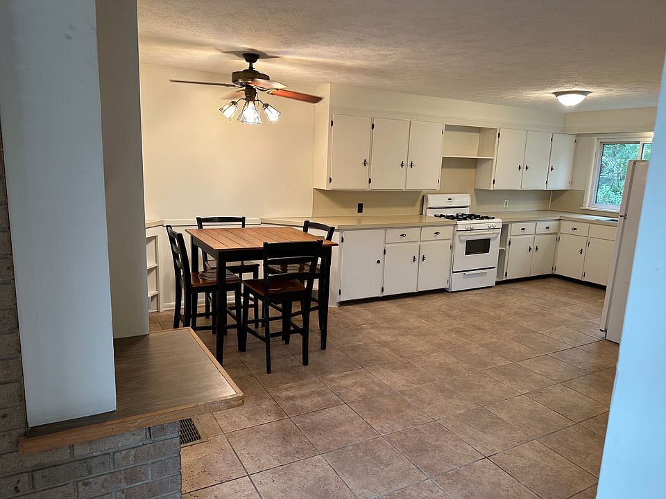 1st image of 850 Houseman Ave NE #1