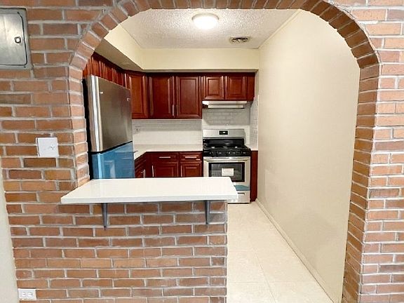 5th image of 20-30 Hazen St #1R
