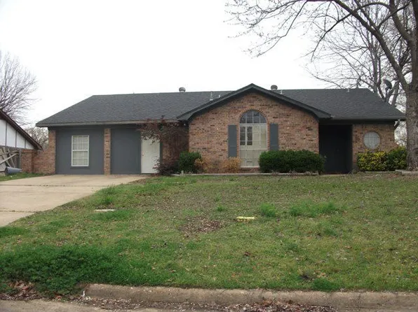 105 Eastline Rd, Wake Village, TX 75501