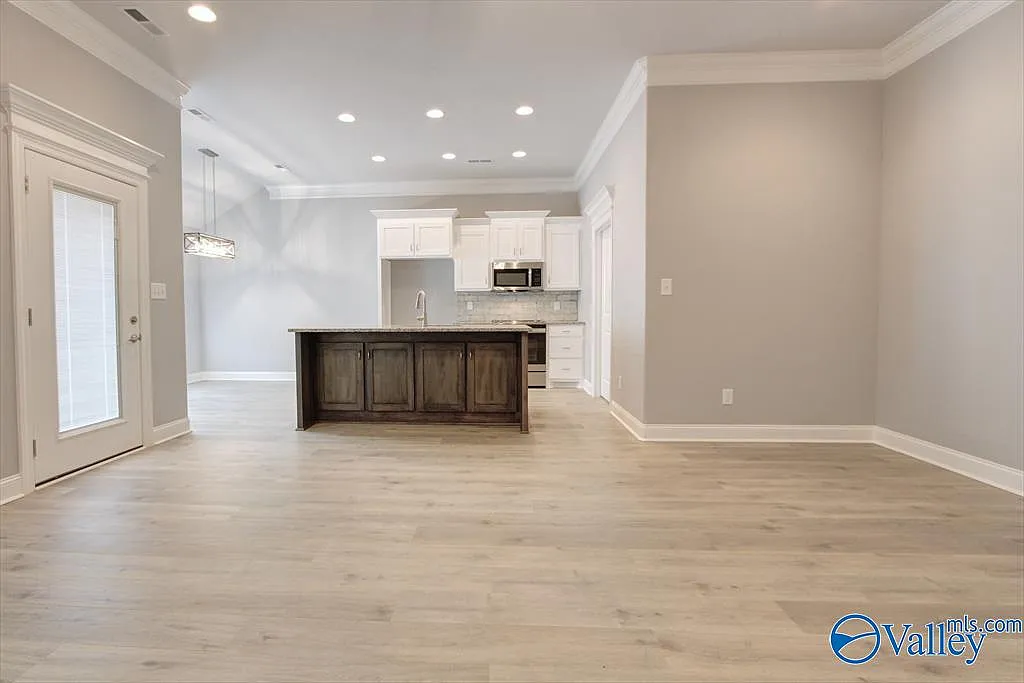 3 bed, 2.0 bath, 1690 sqft, $1,750 — Photo 3