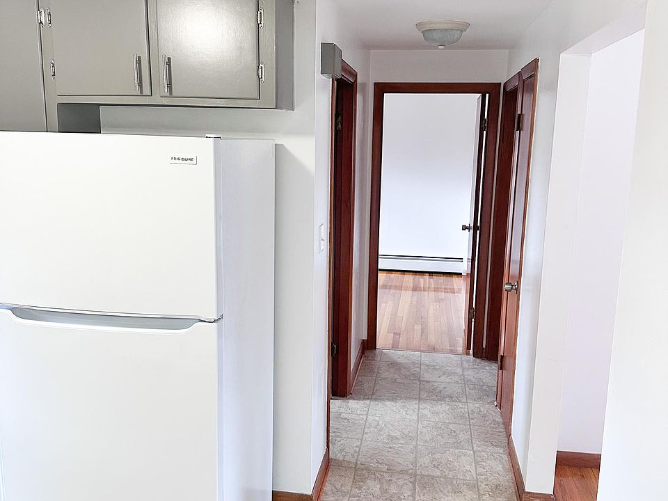 Hall to bedrooms
