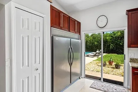 527 E Causeway Blvd — Photo 11