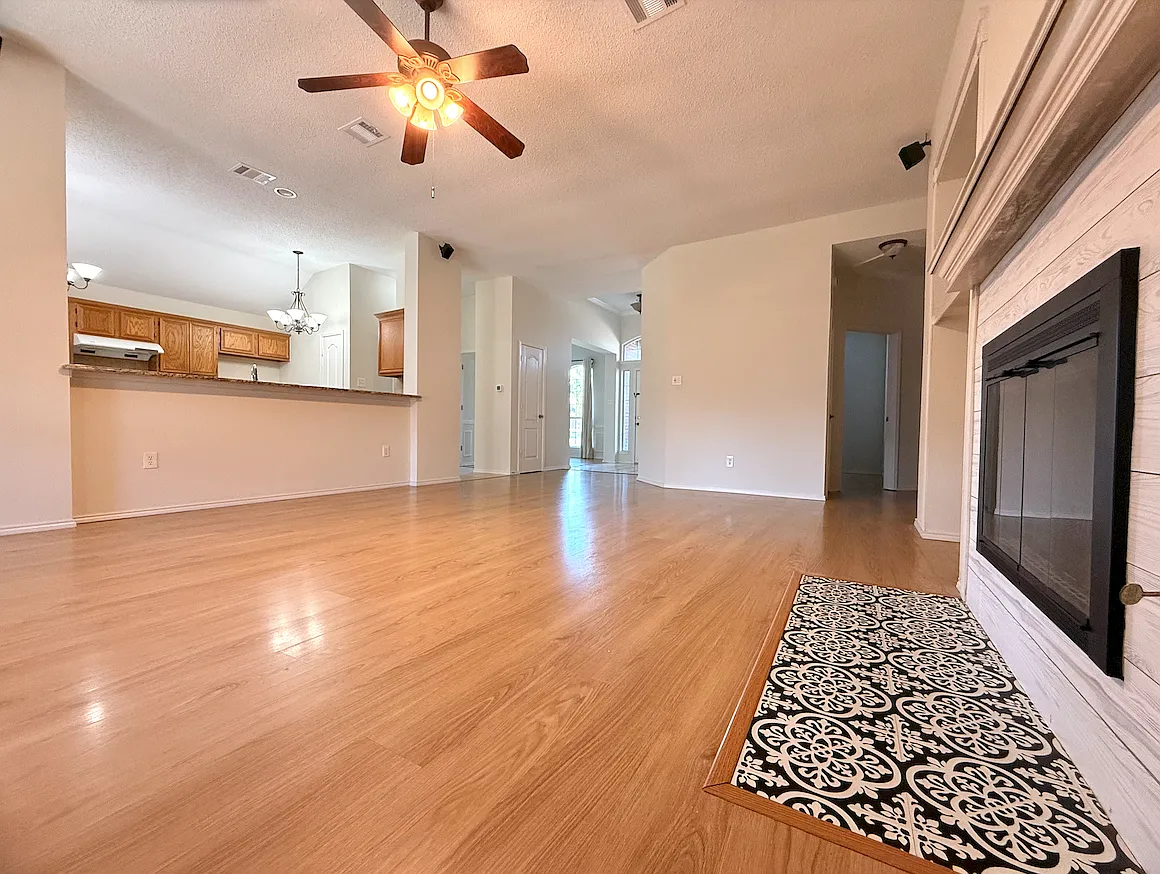 3 bed, 1886 sqft, $2,450 — Photo 2