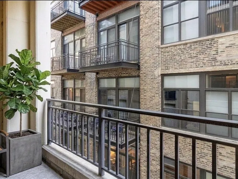400 W Ontario St #507 — Photo 17