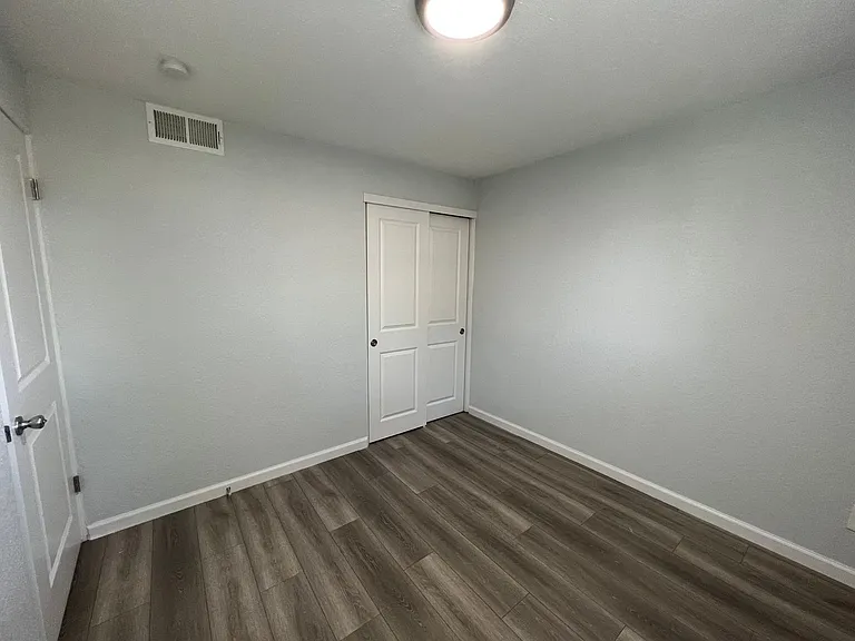 Beautifully Renovated 2 bedroom in Aurora! Right on the park and close to Stanley Marketplace! — Photo 12