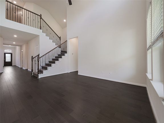 5th image of 200 Crescent Heights Dr