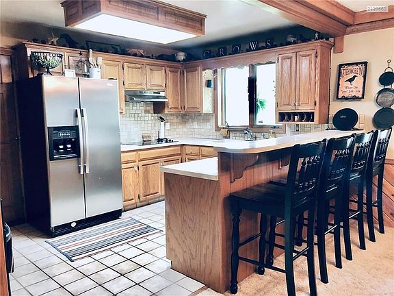 KITCHEN WITH BREAKFAST BAR