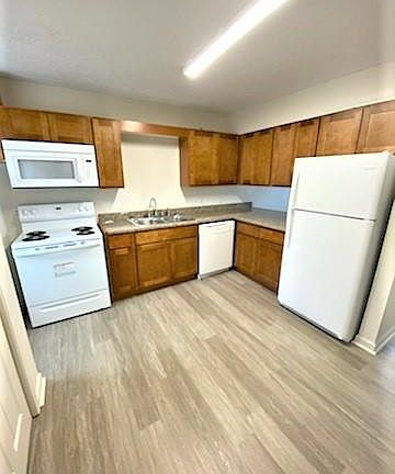 2nd image of 16-4407 Gladys St #16