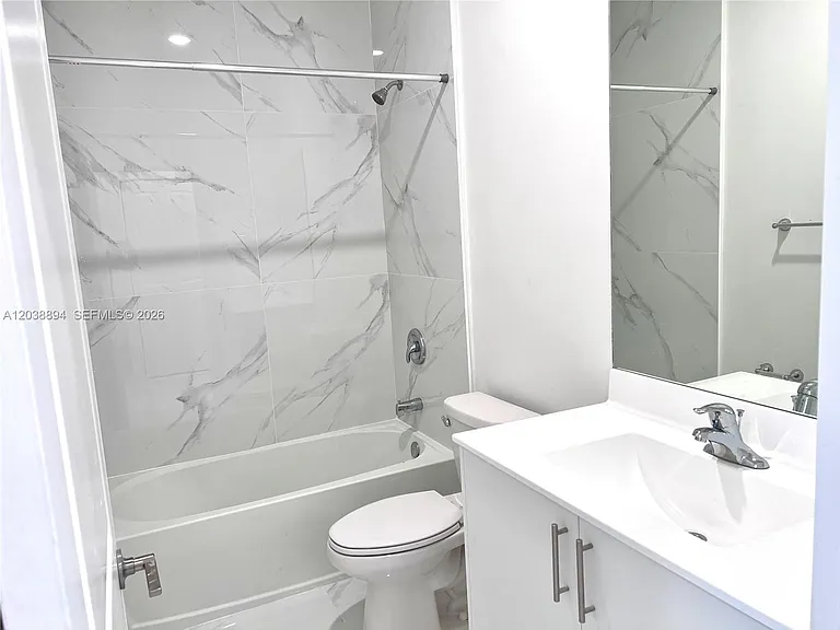 15925 SW Southwest 2 Pl — Photo 17