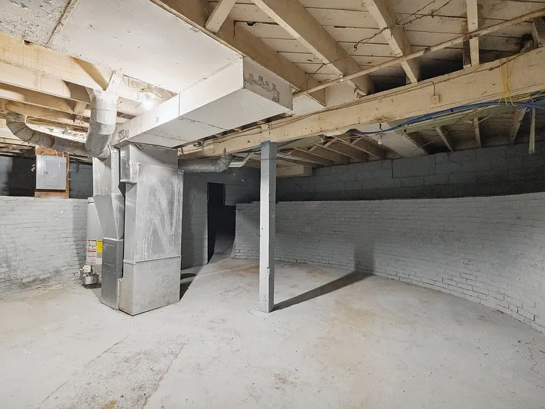 135 E Bowman St — Photo 10