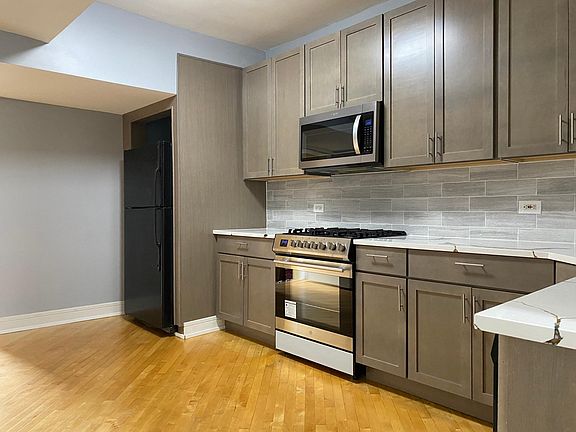 2nd image of 2323 W Fullerton Ave #3