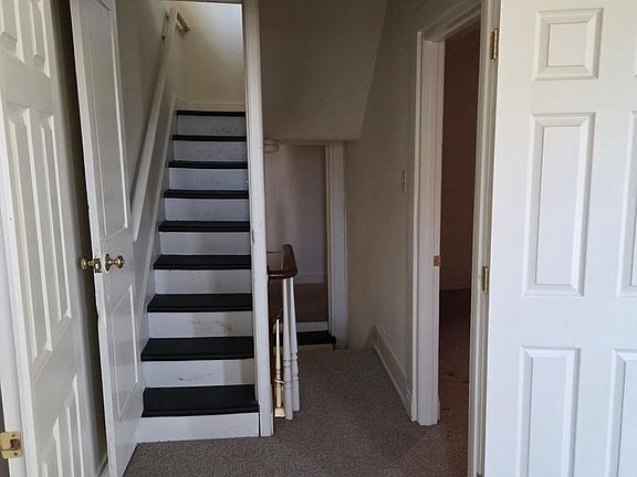 5th image of 415 W King St