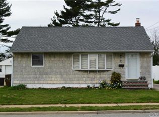 71 Kuhl Ave, Hicksville, NY 11801