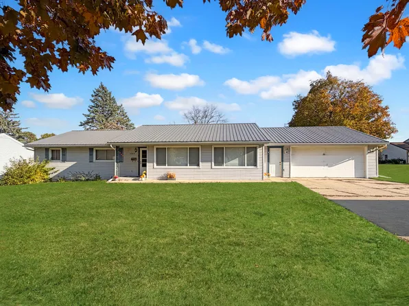 1353 Carriage Hill Ln, Freeport, IL 61032