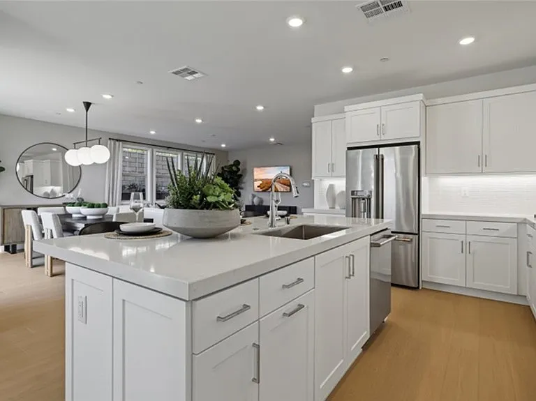 704 Guy Turner Dr — Photo 1