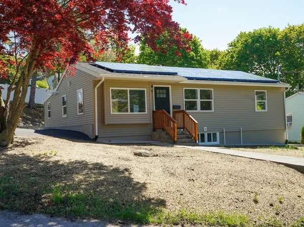 8 Sussex Ln, Worcester, MA 01602