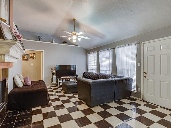 3rd image of 204 Moss Hill Dr