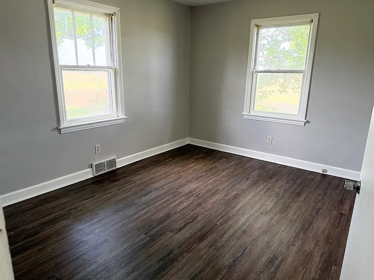 233 Country Club Ln — Photo 4