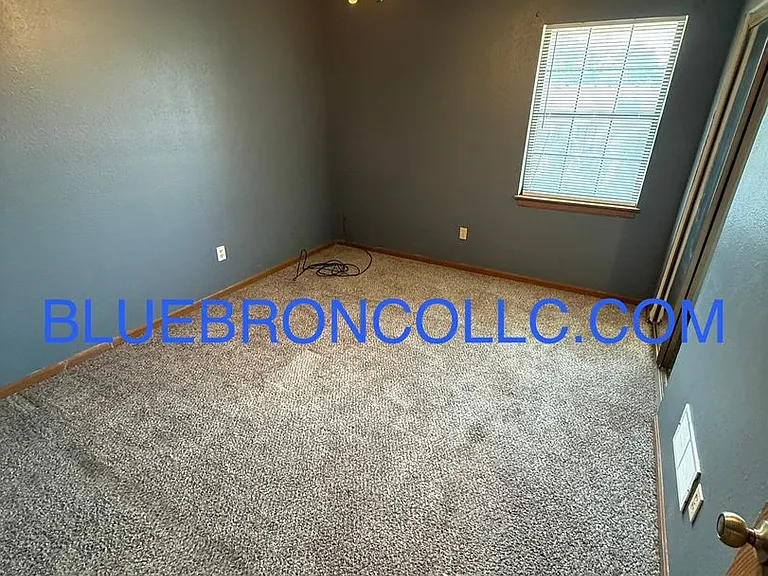 Updated 2-Bedroom Apartment in Raytowm — Photo 7