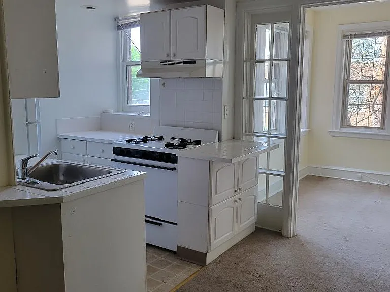 Drexel Court Apartments — Photo 11