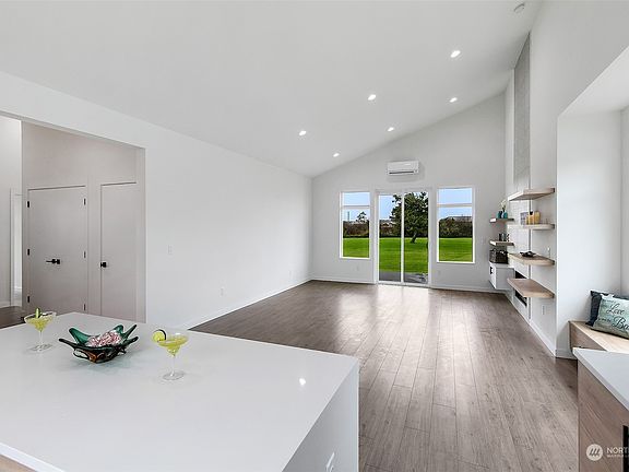 4th image of 625 Canal Drive NE