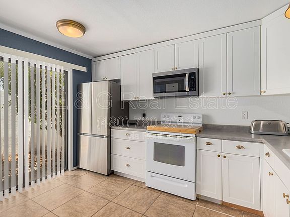 5th image of 302 N Sycamore Unit 16