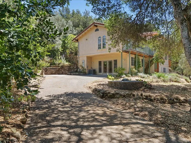 930 Valley View Dr