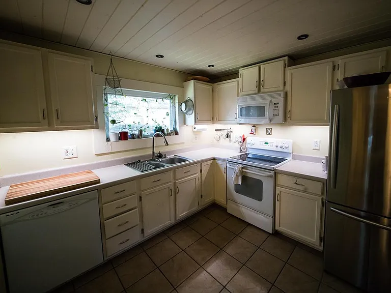 136 S Maple St — Photo 5